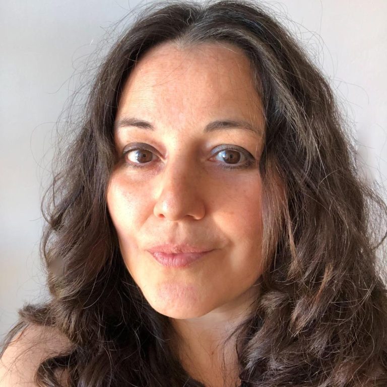 Blog Mery Pereda Mujer de cabello rizado, mirando a la cámara con expresión amigable.